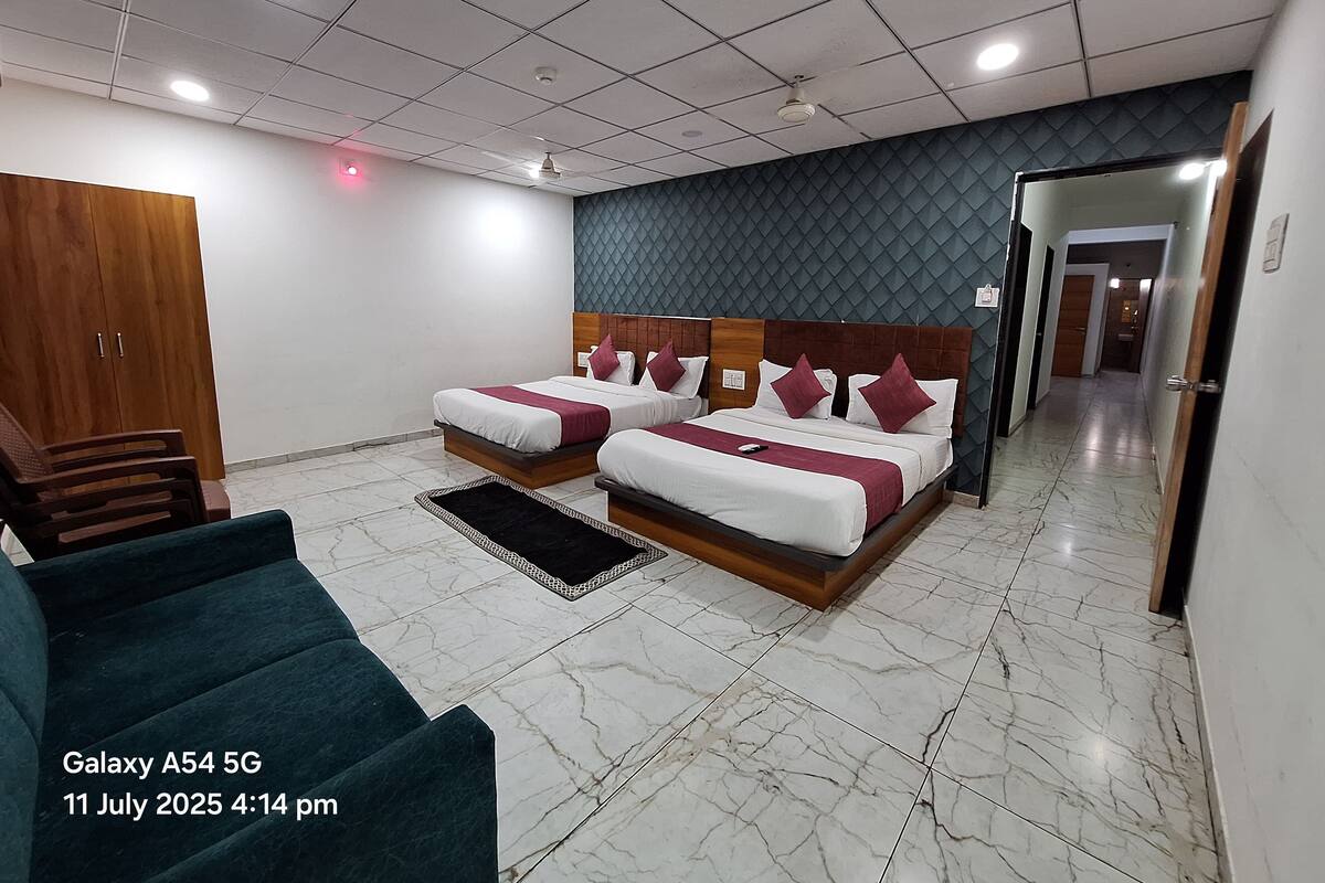 Family Room, Air conditioning | Desk, laptop workspace, free WiFi