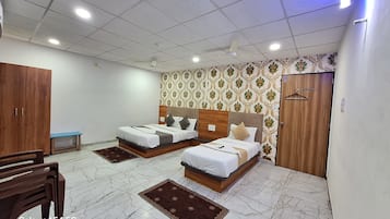 Camera tripla, aria condizionata | Una scrivania, postazione laptop, Wi-Fi gratuito