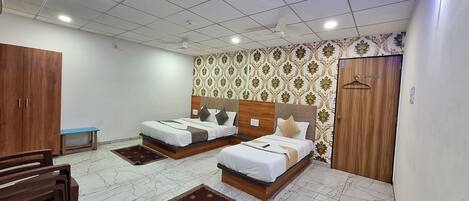 Üç Kişilik Oda, Klima | Masa, dizüstü bilgisayar çalışma alanı, portatif/ilave yatak