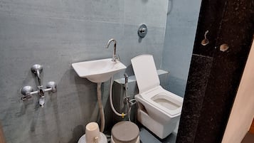 Doccia, asciugamani, sapone, shampoo