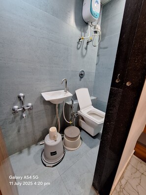 Shower, towels, soap, shampoo - Hotel Rudraksh (Rajkot)