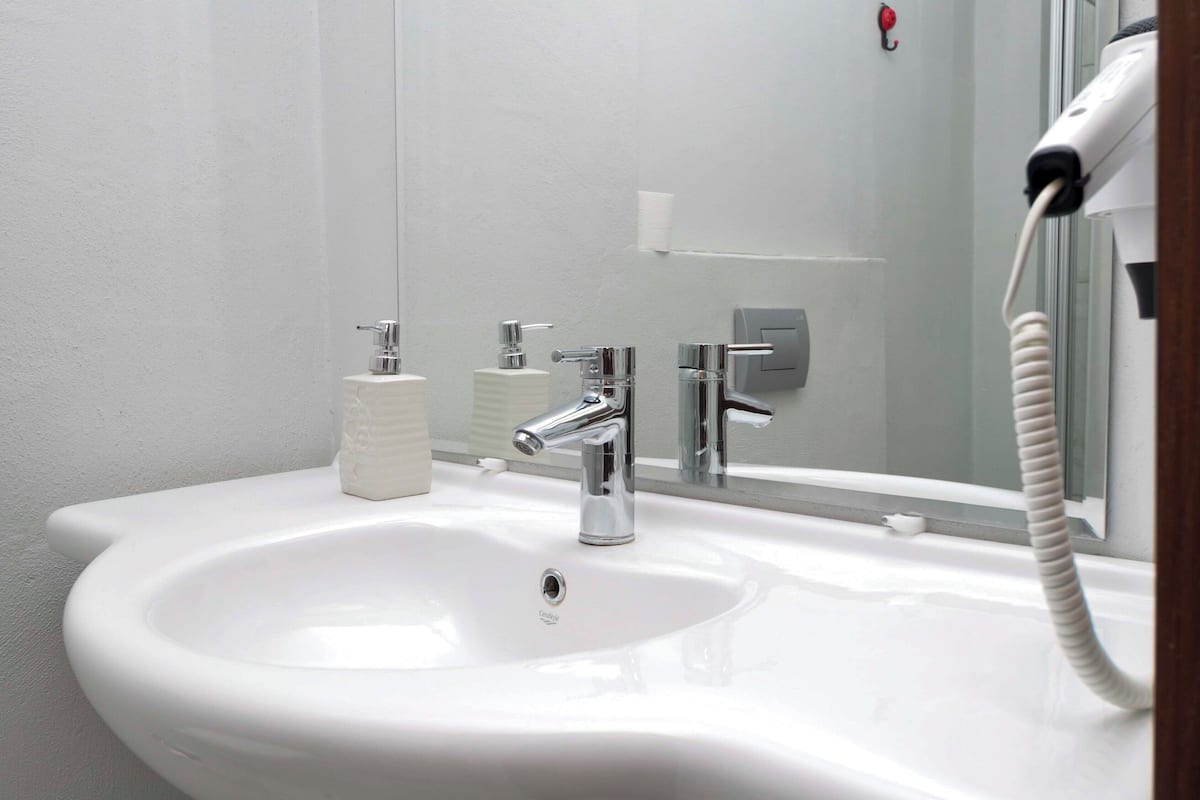 Dusch, gratis toalettartiklar, hårtork och handdukar