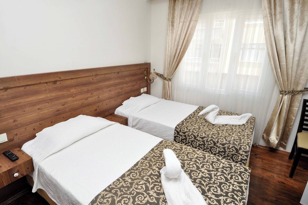 Standard Twin Room, Beach View | Desk