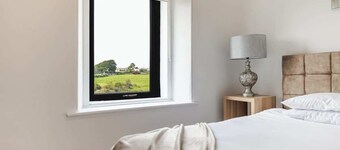 2 Bedroom House - Free Parking