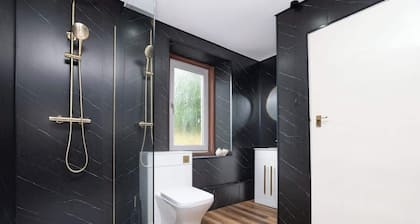 2 Bedroom House - Free Parking