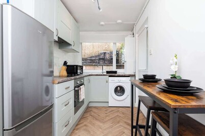 2 Bedroom House - Free Parking