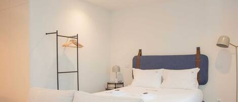 1 habitación, tabla de planchar con plancha, wifi y ropa de cama