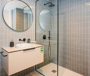 Shower, hair dryer, towels - Liiiving in Porto - Campus Blue Studio (Porto)