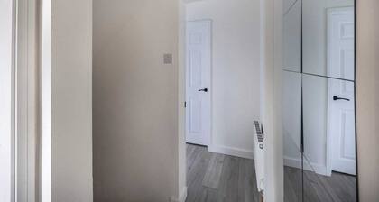 3bedroom 2 Bathroom House-free Parking 5 Beds