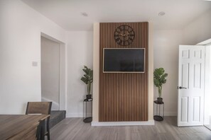 House | 3 bedrooms - 3bedroom 2 Bathroom House-free Parking 5 Beds (Barrow-in-Furness)