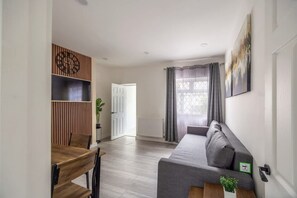 House | 3 bedrooms - 3bedroom 2 Bathroom House-free Parking 5 Beds (Barrow-in-Furness)