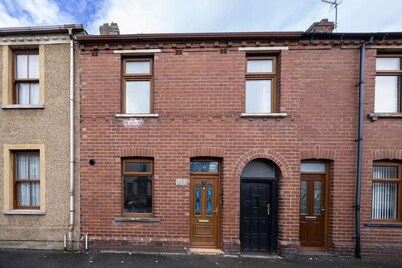 3bedroom 2 Bathroom House-free Parking 5 Beds