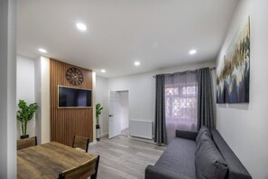 House | 3 bedrooms - 3bedroom 2 Bathroom House-free Parking 5 Beds (Barrow-in-Furness)