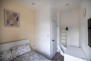 House | 3 bedrooms - 3bedroom 2 Bathroom House-free Parking 5 Beds (Barrow-in-Furness)