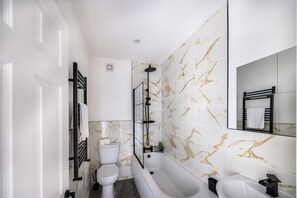 House | 3 bedrooms - 3bedroom 2 Bathroom House-free Parking 5 Beds (Barrow-in-Furness)