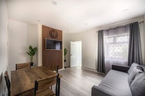 House | 3 bedrooms - 3bedroom 2 Bathroom House-free Parking 5 Beds (Barrow-in-Furness)