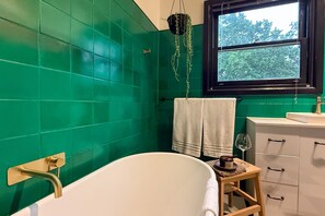 Douche, sèche-cheveux, serviettes fournies, savon