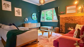 Una chimenea, una mesa de tenis de mesa, libros