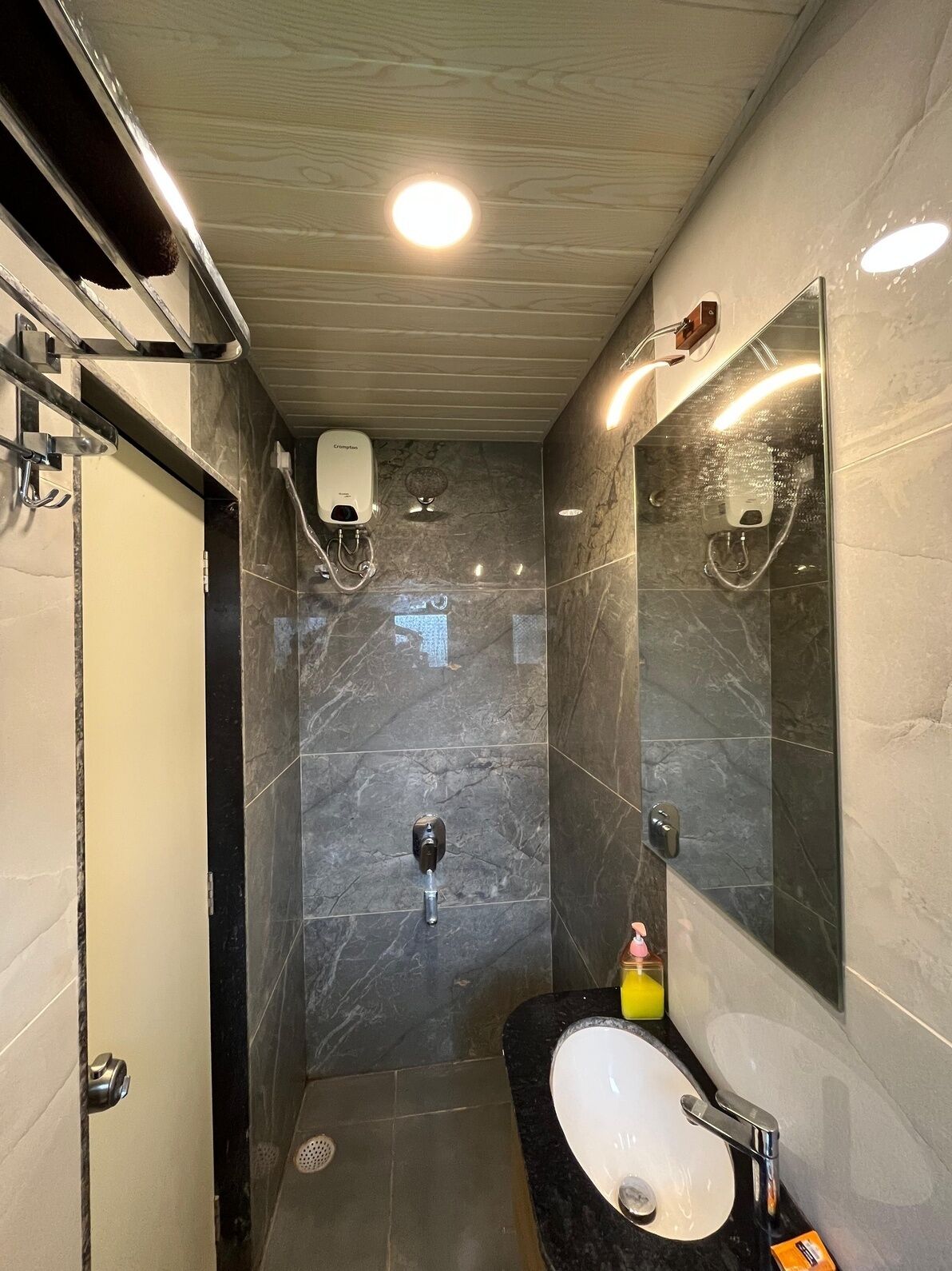 Kahden hengen deluxe-huone, 1 parisänky, kaupunkinäköala | Kylpyhuone | Suihku, ilmaiset hygieniatuotteet, bidee, pyyhkeet