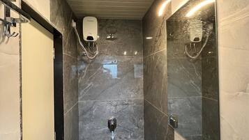 Kahden hengen deluxe-huone, 1 parisänky, kaupunkinäköala | Kylpyhuone | Suihku, ilmaiset hygieniatuotteet, bidee, pyyhkeet