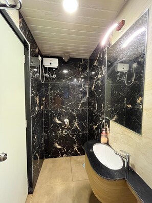 Luxe tweepersoonskamer, balkon | Badkamer | Een douche, gratis toiletartikelen, handdoeken, zeep