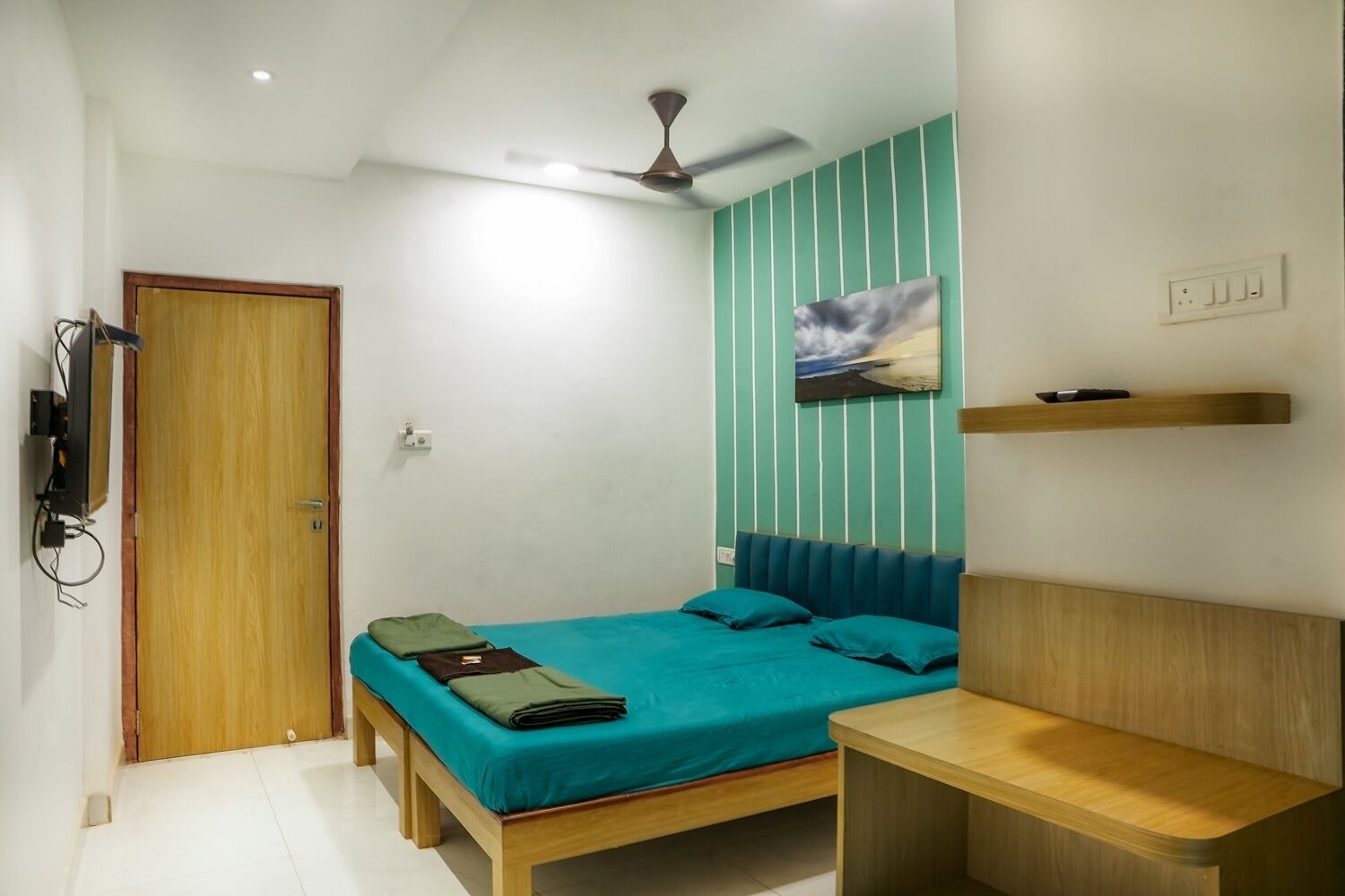Deluxe Double Room, 1 Double Bed, City View | In-room safe, individually decorated, individually furnished, desk