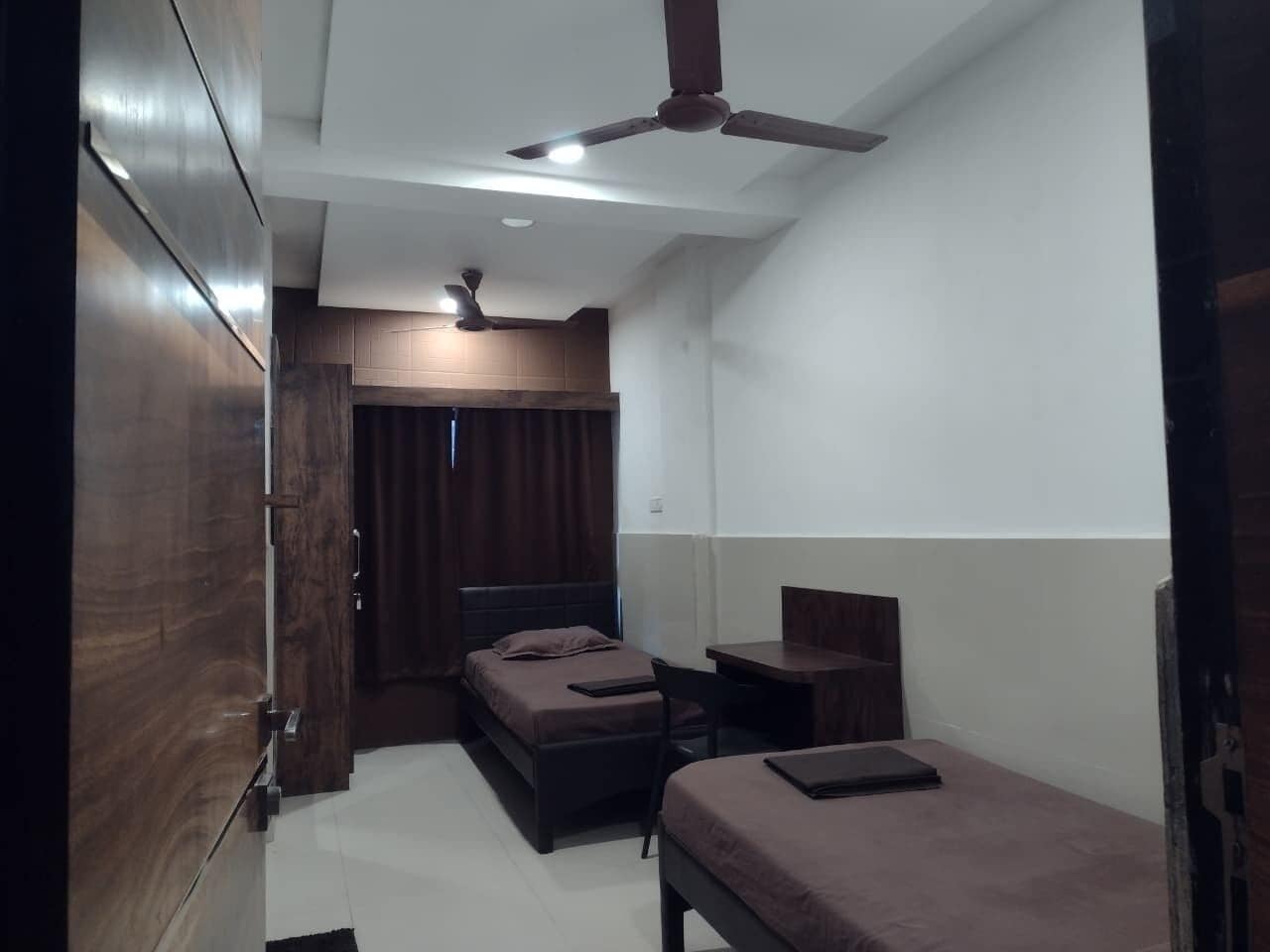 Standardværelse med 2 enkeltsenge - 2 enkeltsenge - byudsigt | Pengeskab på værelset, individuelt design, individuel indretning