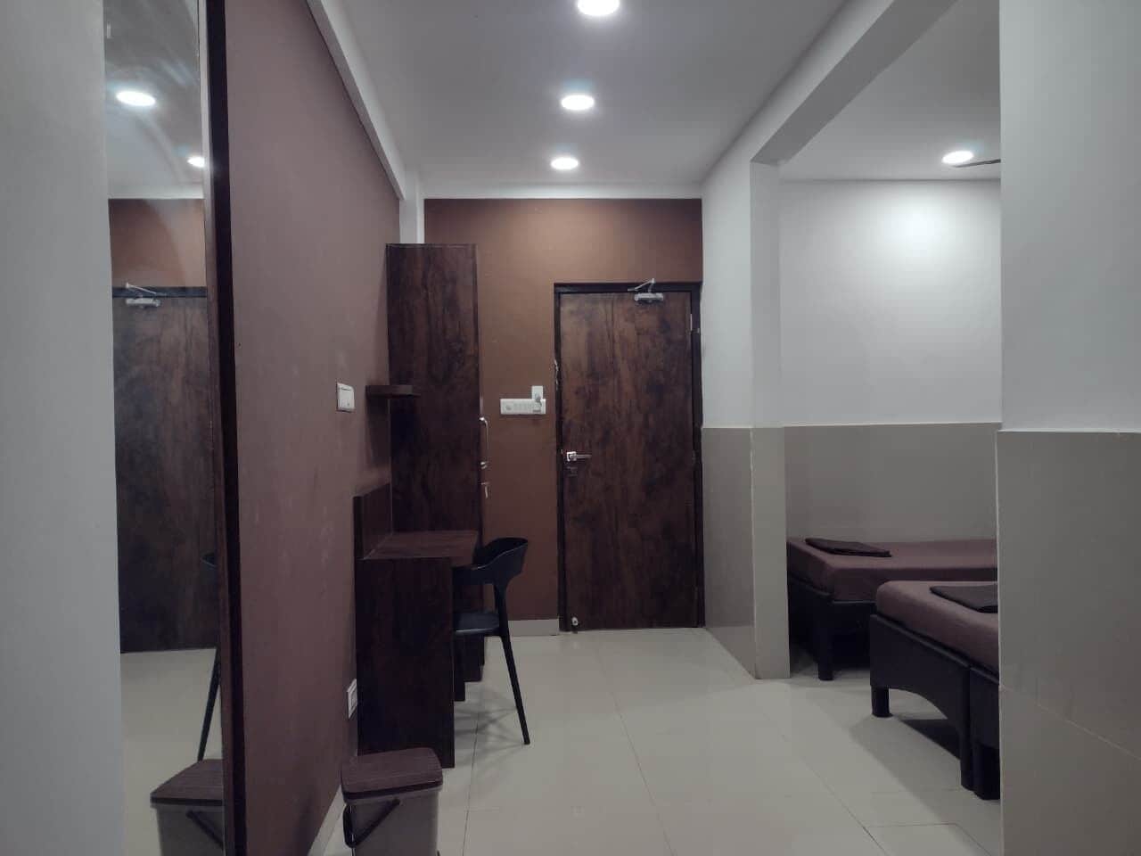 Standardværelse til 3 personer - flere senge - byudsigt | Pengeskab på værelset, individuelt design, individuel indretning