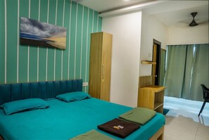 Deluxe Double Room, 1 Double Bed, City View | In-room safe, individually decorated, individually furnished, desk - Hotel Royal Usi (Dapoli)