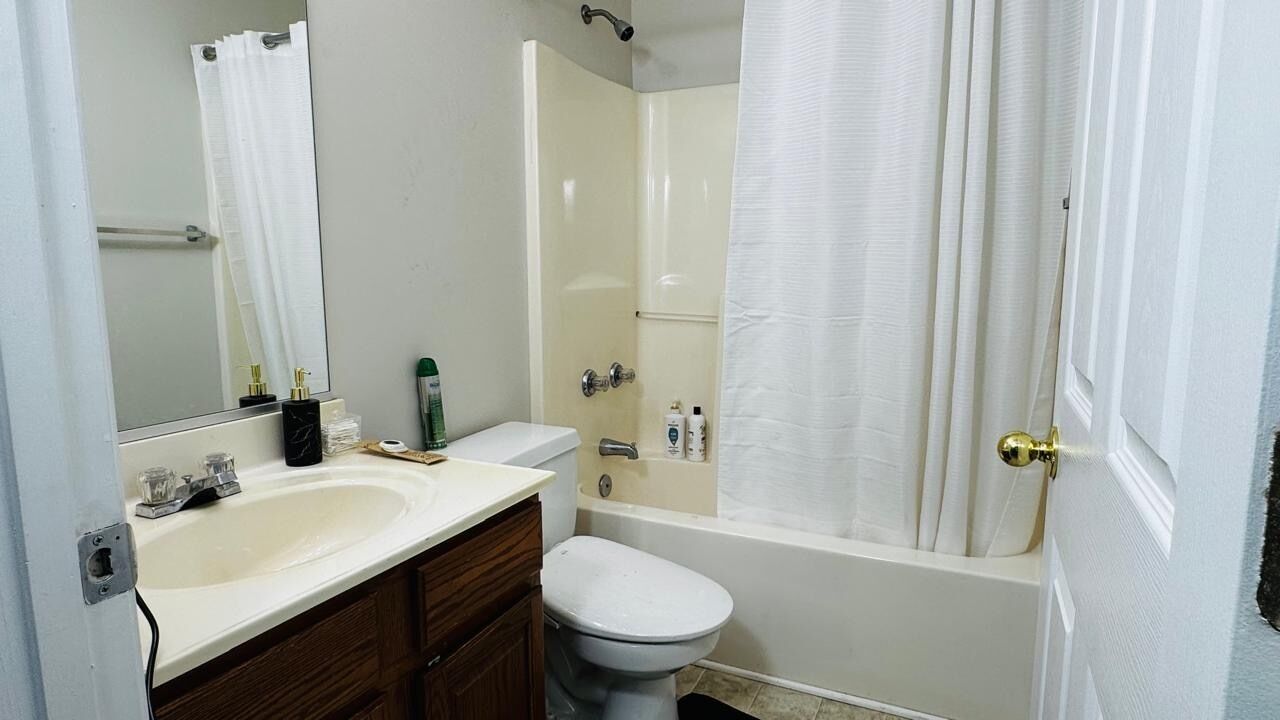 Secadora de cabello, bidet, toallas, jabón 