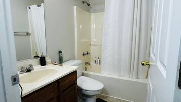 Secadora de cabello, bidet, toallas, jabón