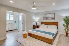 5 bedrooms, iron/ironing board, Internet, bed sheets - Upscale Huntington Beach Home, Close to Main St! (Huntington Beach)