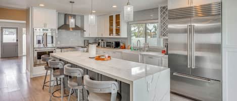 Fridge, microwave, stovetop, dishwasher