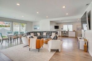 TV - Upscale Huntington Beach Home, Close to Main St! (Huntington Beach)