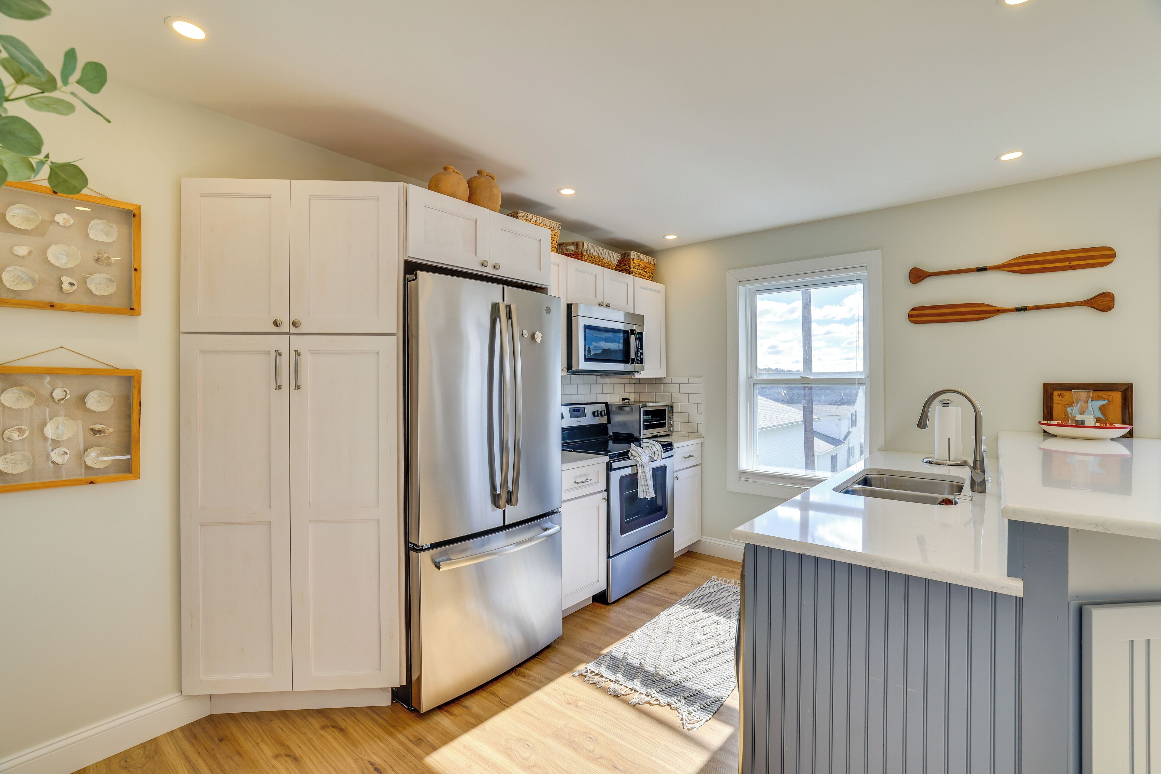 Fridge, stovetop, dishwasher, coffee/tea maker