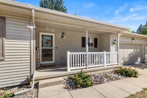 Exterior - Enjoy perfect blend of comfort & convenience in this spacious 3-bedroom, 2-bath (Champaign)