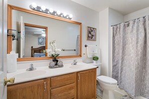 Douche, sèche-cheveux, serviettes fournies, savon