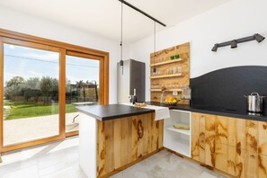 Een koelkast, een magnetron, een oven, een kookplaat