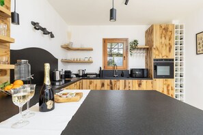 Een koelkast, een magnetron, een oven, een kookplaat