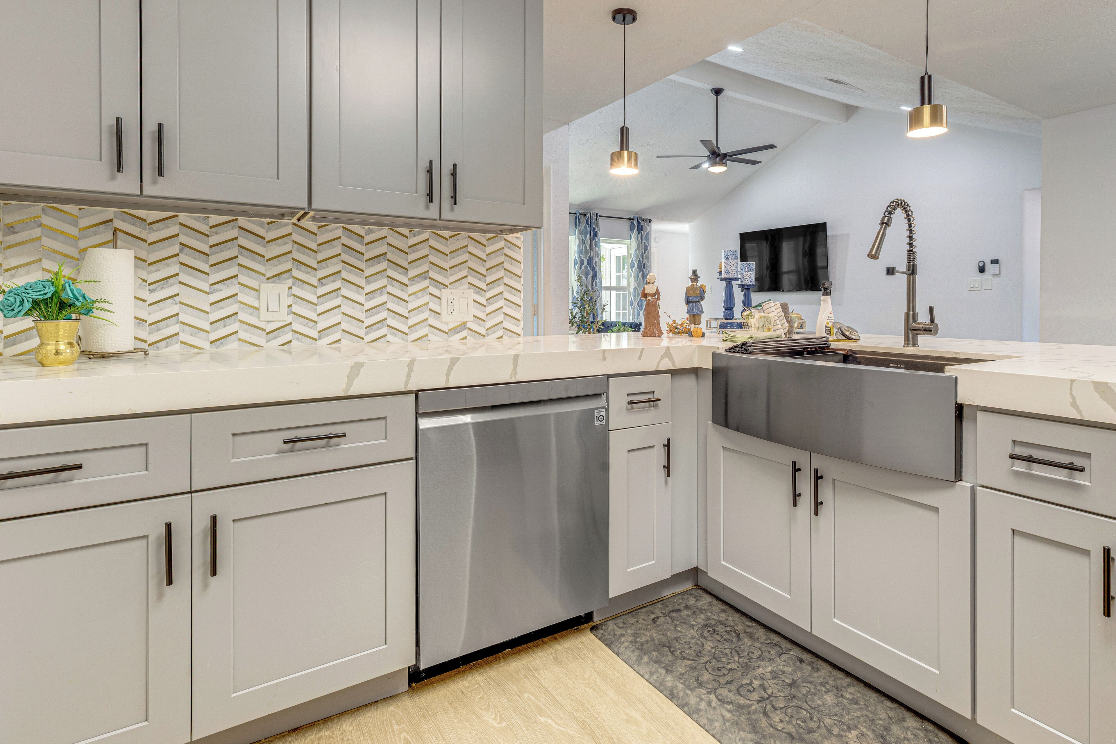 ثلاجة، ميكروويف، موقد طهي مسطح، غسالة أطباق