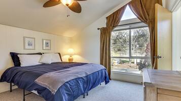 3 bedrooms, desk, iron/ironing board, internet