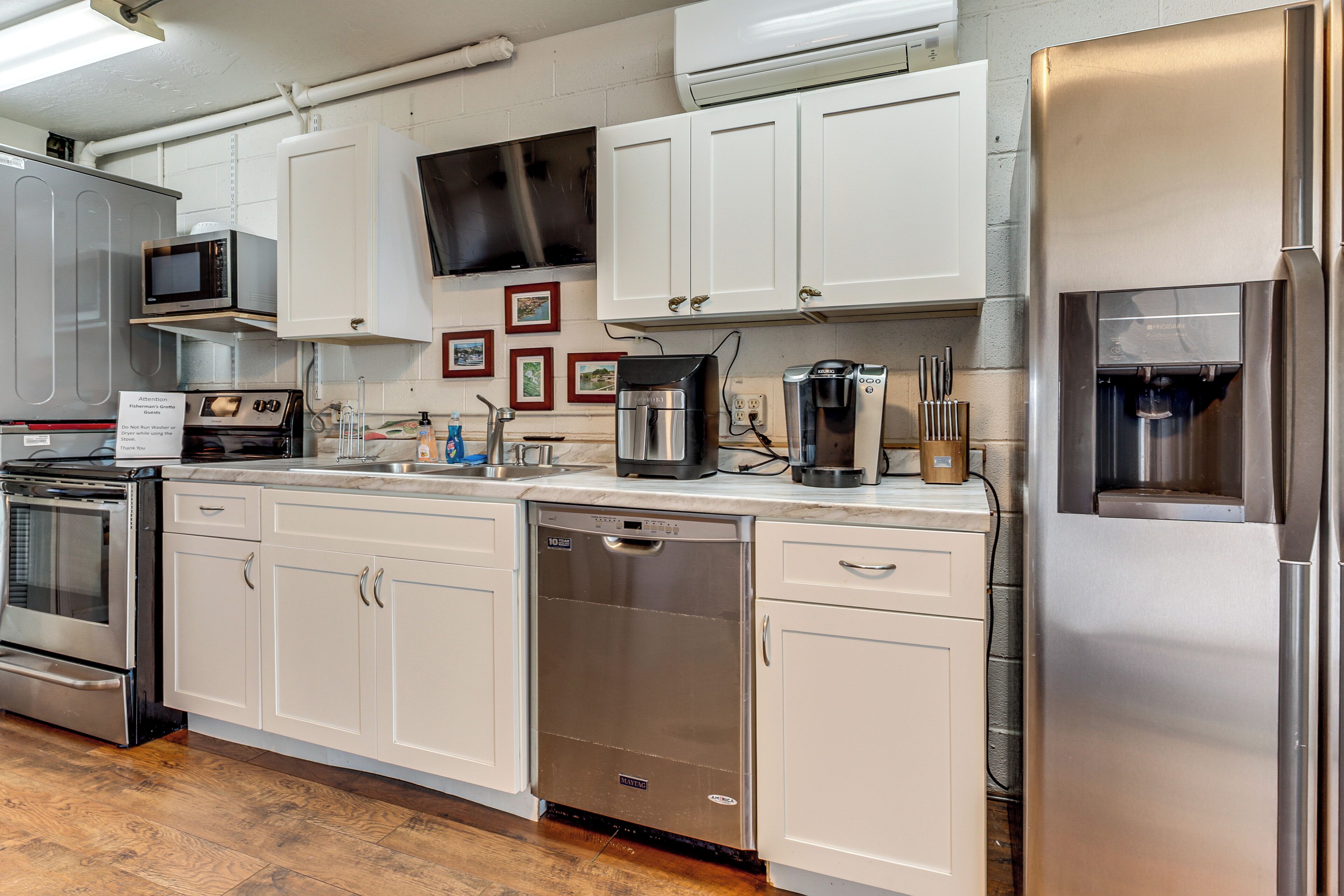 Jääkaappi, mikroaaltouuni, liesi, astianpesukone