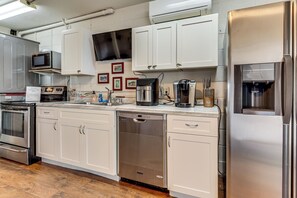 Fridge, microwave, stovetop, dishwasher