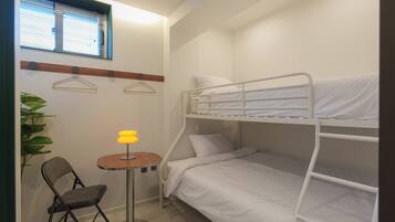 Habitació doble o amb dos llits individuals estàndard, vistes a la ciutat | Espai de treball apte per a portàtils i planxa i posts de planxar