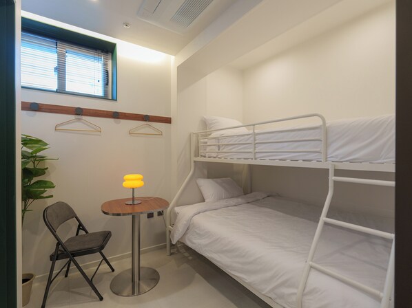 مساحة عمل للكمبيوتر المحمول ومكواة/لوح كي وواي فاي مجانًا