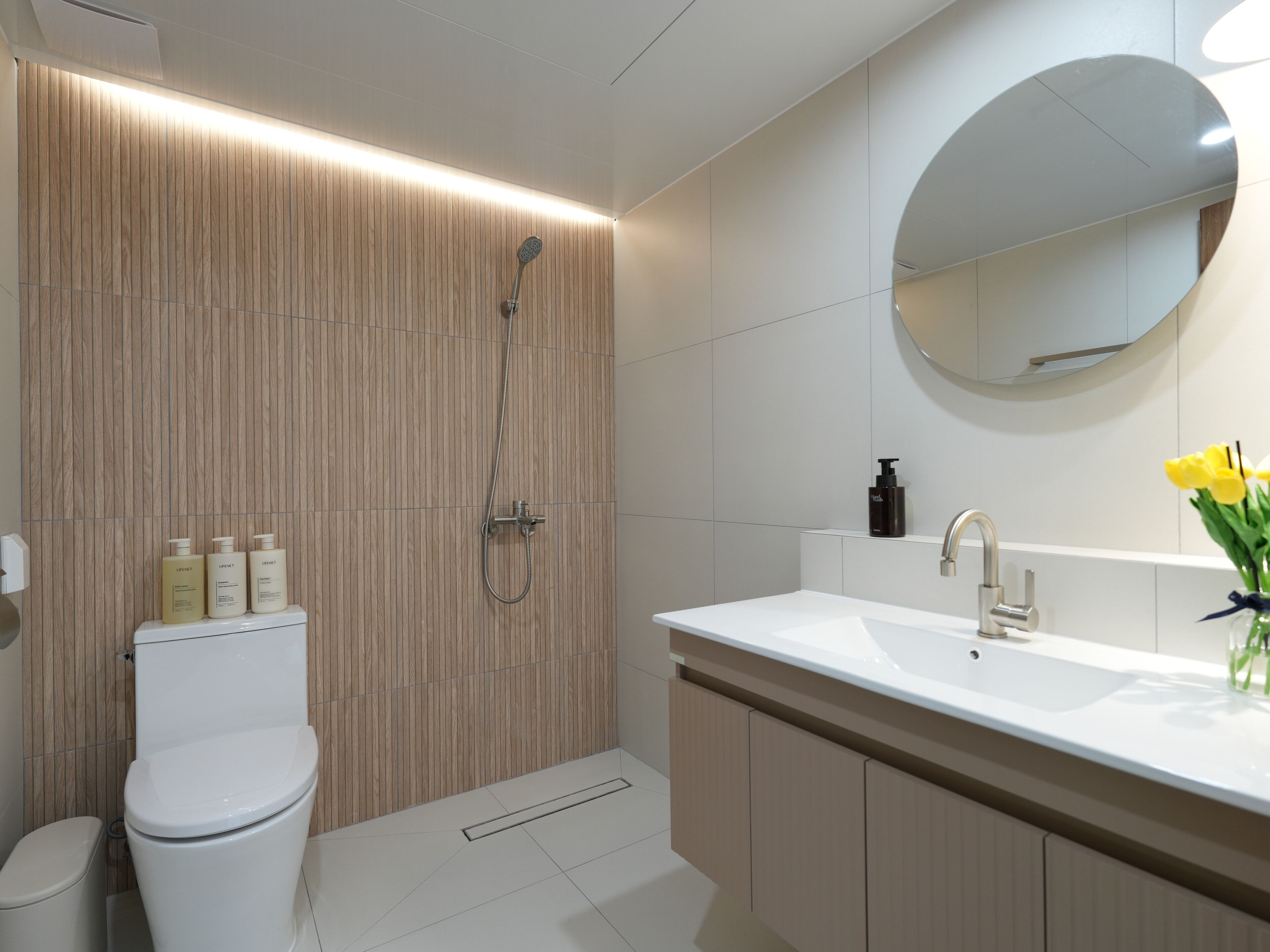 Habitación familiar, vista a la ciudad | Baño | Regadera, jabón, shampoo, papel de baño 