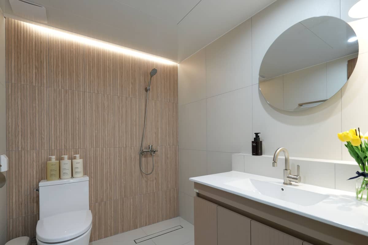 Habitación familiar, vista a la ciudad | Baño | Regadera, jabón, shampoo, papel de baño