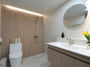 Ducha, jabón, shampoo, papel higiénico