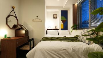 Habitació doble bàsica, vistes a la ciutat | Espai de treball apte per a portàtils i planxa i posts de planxar