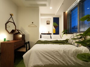 مساحة عمل للكمبيوتر المحمول ومكواة/لوح كي وواي فاي مجانًا